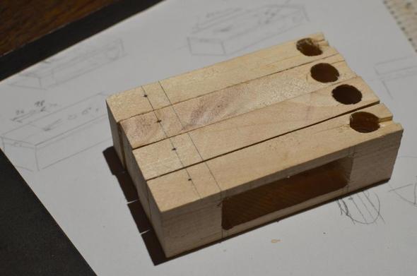 4 ébauches de corps de microflûtes sont posés côte-à-côte.