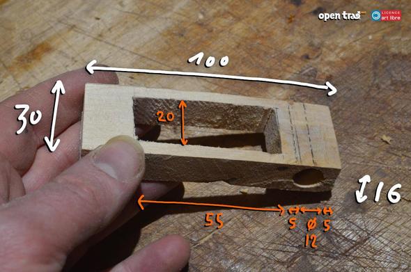 Le corps d'une microflûte avec ses dimensions : un petit pavé de bois évidé.