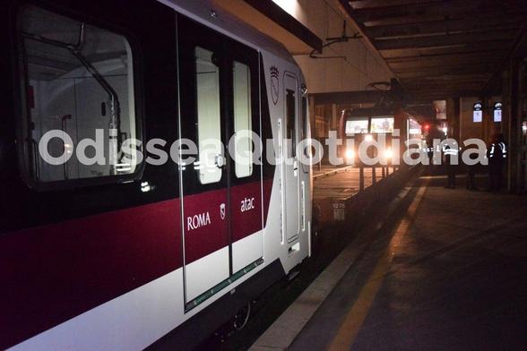 Primo treno Hitachi della metro B in stazione pronto per i test.