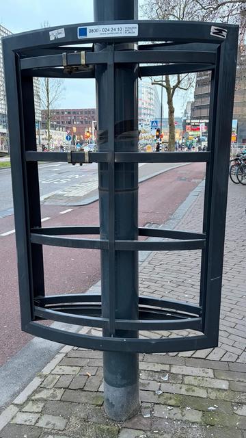 2 lege reclame frames, voor en achter, aan paal langs fietspad. Je kan er door heen kijken, een open frame rekwerk