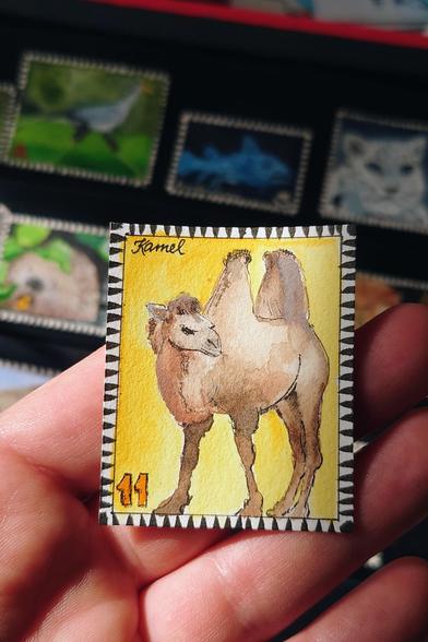 Ich halte mal wieder eine Briefmarke in die Kamera. Heute ist sie gelb und es ist ein Kamel darauf.