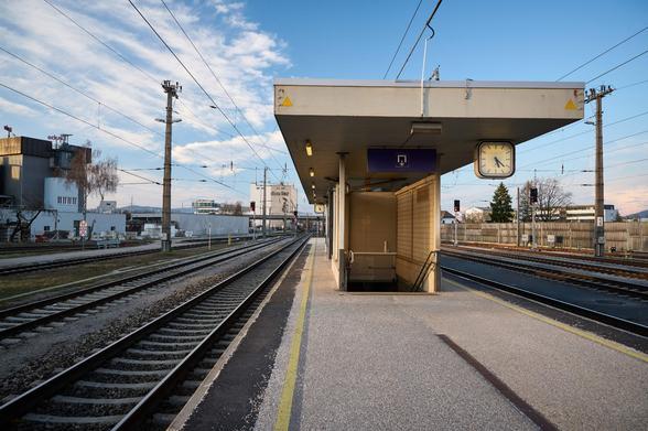 Bahnsteigdach mit sehr schmalem Bahnsteig und nur Stiege ohne Aufzug. Das Dach schaut sehr alt aus.