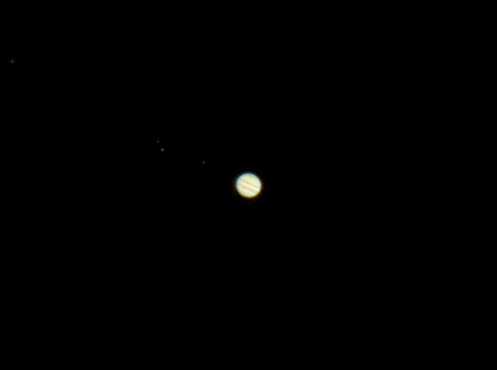 Iúpatar agus ceathair dá chuid gealaí: Callisto, Europa, Ganymede, Io.
Jupiter and four of its moons: Callisto, Europa, Ganymede, Io.