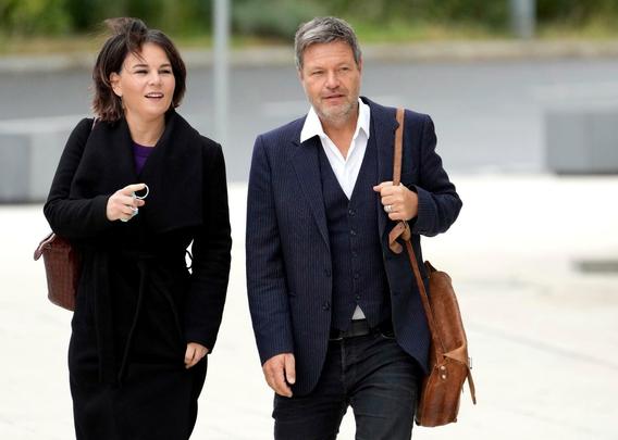 Analena Baerbock und Robert Habeck auf dem Weg zur Arbeit.