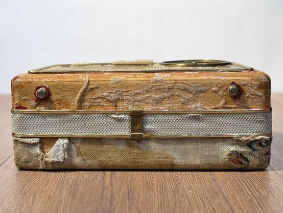 Untere Ansicht des Radios. Es fehlt ein Messingfuß