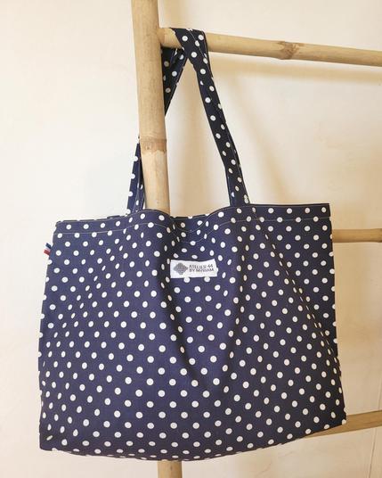 Sac cabas imprimé pois blanc sur fond bleu marine