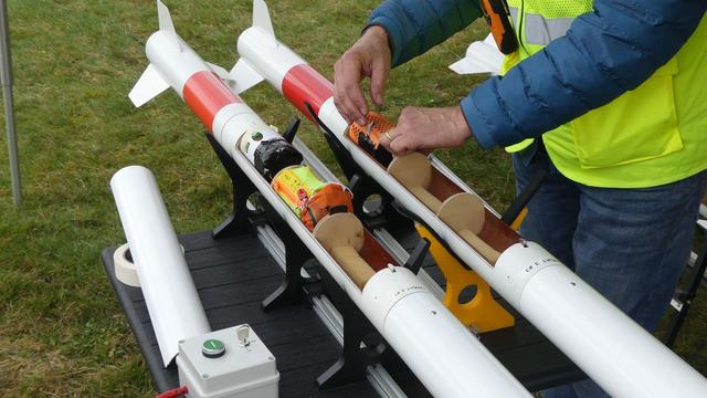 Zwei Mini-Raketen werden für den Start vorbereitet.