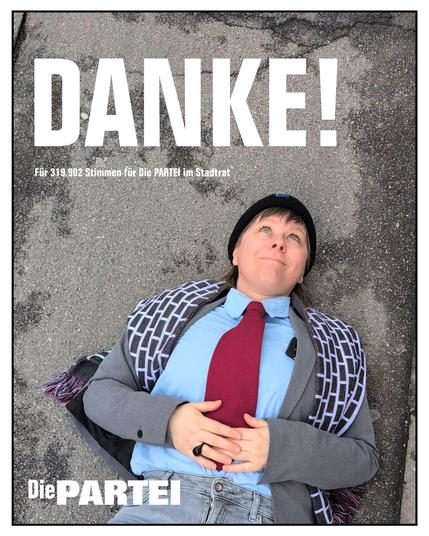 Ich liege auf einer grauen Asphaltfläche und blicke nach oben. Ich trage eine schwarze Mütze, ein blaues Hemd mit roter Krawatte sowie einen grauen Mantel und einen gemusterten Schal. Über dem Bild steht in großen weißen Buchstaben „DANKE!“, darunter „Für 319.902 Stimmen für Die PARTEI im Stadtrat“. Unten links steht das Logo „Die PARTEI“.