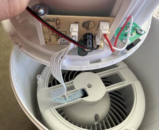 Ein Taotronics Luftreiniger geöffnet, man sieht eine Platine mit Kabeln.