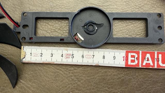 Ein Gliedermaßstab und eine Halterung für den Motor vom Luftreiniger: Länge ca. 145mm.