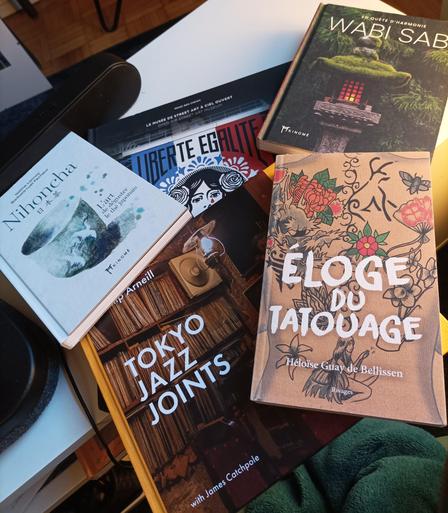 Ensemble de beaux bouquins pêle mêle : éloge du tatouage, wabi sabi, Nihoncha, Tokyo jazz joints et un gros bouquin en arrière plan sur les fresques immenses dans le 13ème arrondissement de Paris