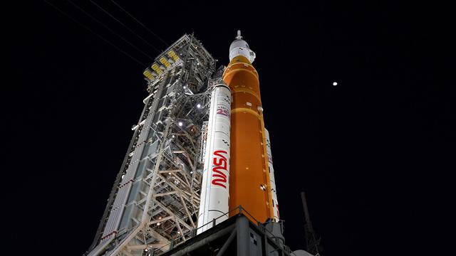 Artemis_II_at_Launch_Pad_39B_(KSC-01282026-Artemis_II_Moon_Shots-11).jpg