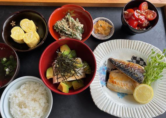 焼き塩鯖 grilled salty mackerel, アボカド冷奴 tofu & avocado, だし巻き玉子 juicy Japanese omelette, ブロッコリーニ胡麻和え broccolini, sesame dressing, 沢庵 pickles, トマトサラダ balsamic vinegar tomato salad, ごはんとすまし汁 rice & seaweed clear soup