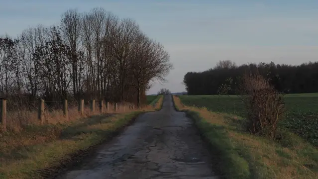 Ansteigende schmale Straße