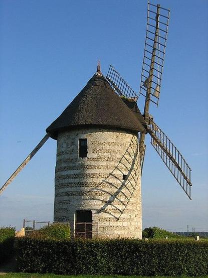 Ancien moulin à vent dit Moulin de Pierre à #Hauville (#Eure) A l'extrême fin du XIVe siècle, les sources mentionnent sur la paroisse d'Hauville un moulin compris dans les biens relevant de l'abbaye de Jumièges...
Suite 👉 https://monumentum.fr/monument-historique/pa00099445/hauville-ancien-moulin-a-vent-dit-moulin-de-pierre
#Patrimoine #MonumentHistorique
Photo CC-BY-SA 4.0 : Original téléversé par Sawyer sur Wikipédia frança