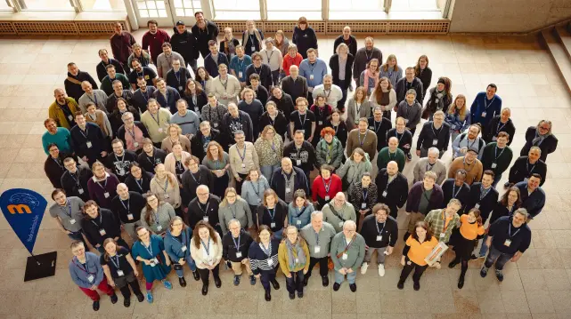 Gruppenbild Moodle-Hochschultreffen 2026 in Rosenheim; über 100 Community-Mitglieder, von oben fotografiert. (Foto: Felix Huber)