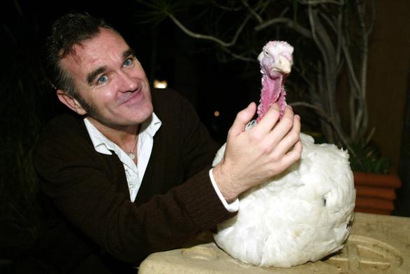 Morrissey y un pavo llamado Cloe en un acto de PETA, Personas por el Trato Ético de los Animales, en California, en 2002.
