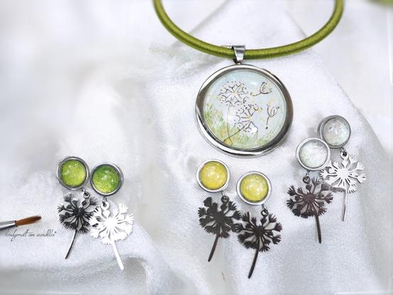 Ohrstecker: Edelstahl, handgemalte 8mm-Galaxie in resedagrün, sonnengelb oder perlmuttweiß mit Pusteblumendesign
Halsschmuck: festmontiertes handgemaltes 25mm Pusteblumen-Motiv handgemalt, in Edelstahlfassung, an ca. 50cm resedagrüner Twiney-Kette aus Textilgewebe