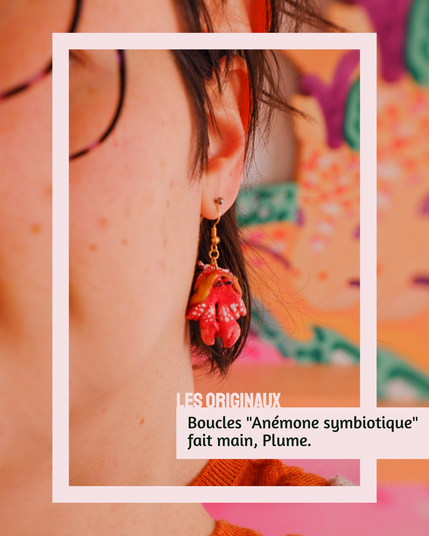 Boucle d'oreille en forme de Bernard l'hermite, fait main par Plume (qui est aussi modèle sur la photot)