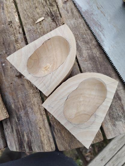 deux morceaux de bois creusés de la forme d'une capsule