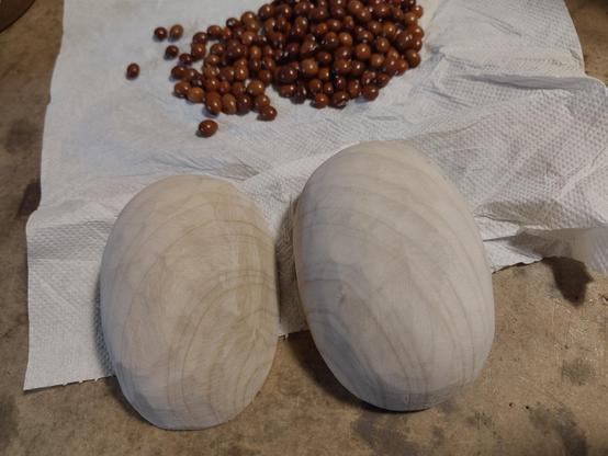 deux moitiés de maracas ovoïdes, vues de l'extérieur.