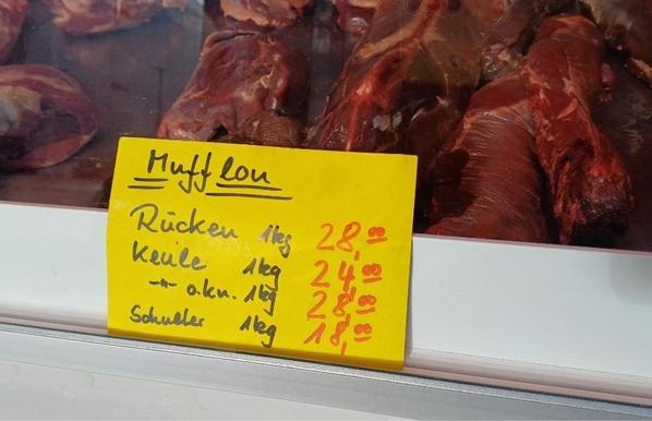 Wildfleisch-Theke auf dem Wandsbeker Wochenmarkt