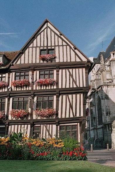 Maison à pans de bois dite Maison du Temps Jadis à #Vernon (#Eure) Construction XVe siècle. Caves, façades et toitures : classement par arrêté du 6 août 1924.
Suite 👉 https://monumentum.fr/monument-historique/pa00099622/vernon-maison-a-pans-de-bois-dite-maison-du-temps-jadis
#Patrimoine #MonumentHistorique
Photo CC-BY-SA 4.0 : Delphine Ménard (Notafish )
