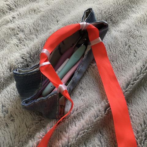 Trousse un peu bizarre design par moi, semi ouverte avec système de fermeture ruban