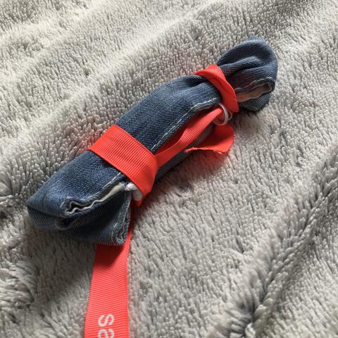 Trousse fermée avec le ruban enroulé aux extrémités