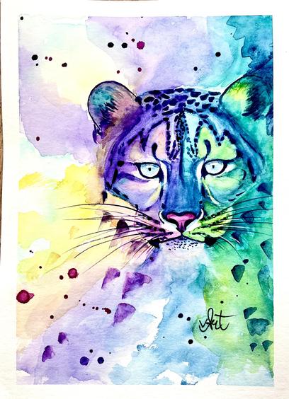 Aquarellbild auf weißem Papier: ein bunter leopardenkopf. Die rechte Gesichtshälfte ist in türkis,blau und Grüntönen, die linke in kühlen lila und Rosatönen. Rundherum um den Kopf laufen die verwendeten Farben über das ganze Papier aus. Besonders die Farben am Kinn und den Wangenknochen verschwimmen mit dem Hintergrund.