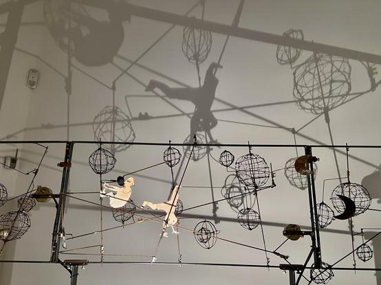 Zarte Drahtkunst im Schattenspiel von Hans Schohl