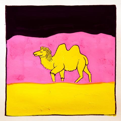 Ein glückliches, gelbes Kamel vor rosa Bergen