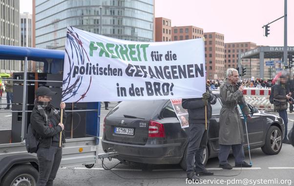 der Nazi Christan Worch hält eine Rede vor einem Banner: "freiheit für alle politischen gefangenen in der brd"