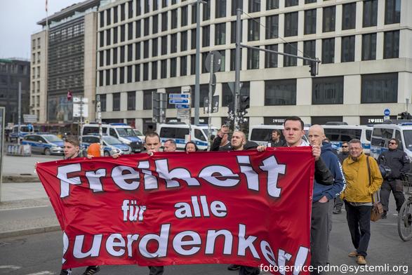 nazidemo mit banneR: "freiheit für alle querdenker!"