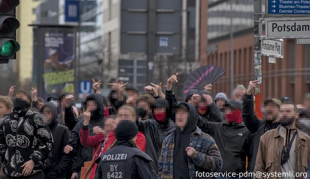 gegenprotest, viele Leute brüllen antinaziparolen und zeigen mittelfinger