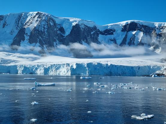 Glacier in front of a mountain range