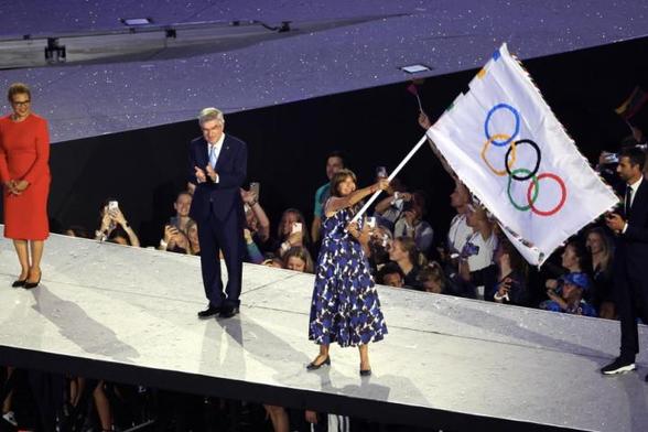 Anne Hidalgo, alcaldesa de París, ondea la bandera olímpica junto a Thomas Bach, presidente del COI, y Karen Bass, regidora de Los Ángeles, en la clausura de los Juegos, el 11 de agosto de 2024. (Xavier Laine / Getty Images)