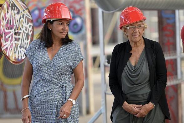La alcaldesa de París, Anne Hidalgo, y la de Madrid, Manuela Carmena, visitan las obras en París, el 12 de septiembre de 2016. (Aurelien Meunier / Getty Images)