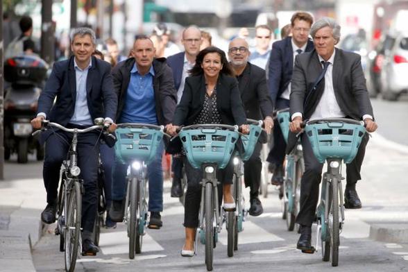 La alcaldesa de París, Anne Hidalgo (centro), estrena con su equipo de Gobierno las nuevas bicicletas eléctricas "Velib Metropole", el 19 de septiembre de 2018. (Chesnot / Getty Images)
