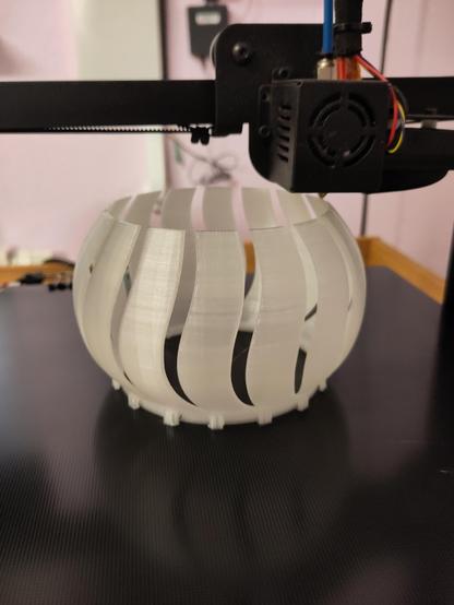 3D-Drucker druckt einen Lampenschirm