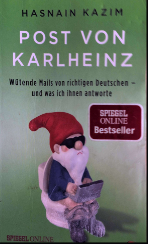 Im Vordergrund steht eine Figur eines Gartenzwergs mit roter Mütze, weißem Bart und Sonnenbrille. Der Zwerg hält einen Brief in den Händen und sitzt auf einem grauen Stuhl. Im oberen Bereich ist der Name »Hasnain Kazim« und der Buchtitel »Post von Karlheinz« zu lesen. Darunter steht der Untertitel »Wütende Mails von richtigen Deutschen – und was ich ihnen antworte«. Rechts befindet sich ein rotes Label mit der Aufschrift »SPIEGEL ONLINE Bestseller« auf grünem Hintergrund.