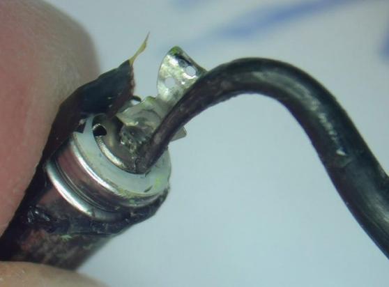 A metal hook that fits nicely in one of the three holes on the top of a airpod battery.
This is from reichelt elektronik called "SOLDER AID TOOLS".