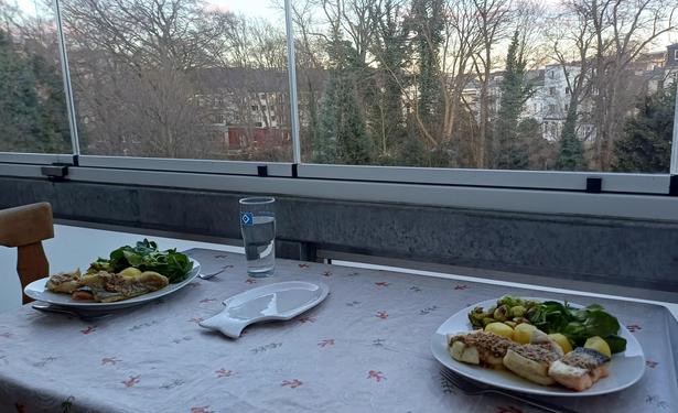 Der Eßtisch im Wintergarten ist gedeckt