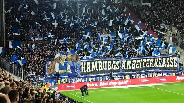 Die Choreo der HSV-Ultras bei einem Auswärtsspiel, die leider viel Spott unter den Nachbarverein-Fans erntete.