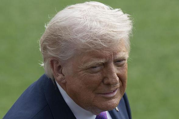 Donald Trump, sonriente ante la prensa a la salida de la Casa Blanca (Anadolu via Getty Images)