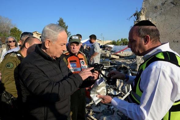 El primer ministro israelĂ, Benjamin Netanyahu, visita la ciudad de Beit Shemesh, cerca de JerusalĂ©n, el 2 de marzo de 2026, tras un mortal ataque de IrĂĄn. (Avi Ohayon / GPO / Handout / Anadolu via Getty Images)