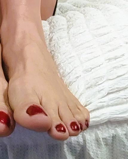 Smooth feet and delicate polished toes. Feetfinder.