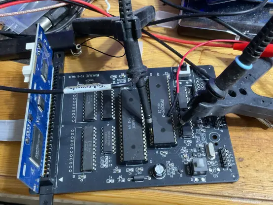 Probing the electrical signals of an original Ricoh 2C02 (PPU), using a AV Famicom motherboard clone as the development board.