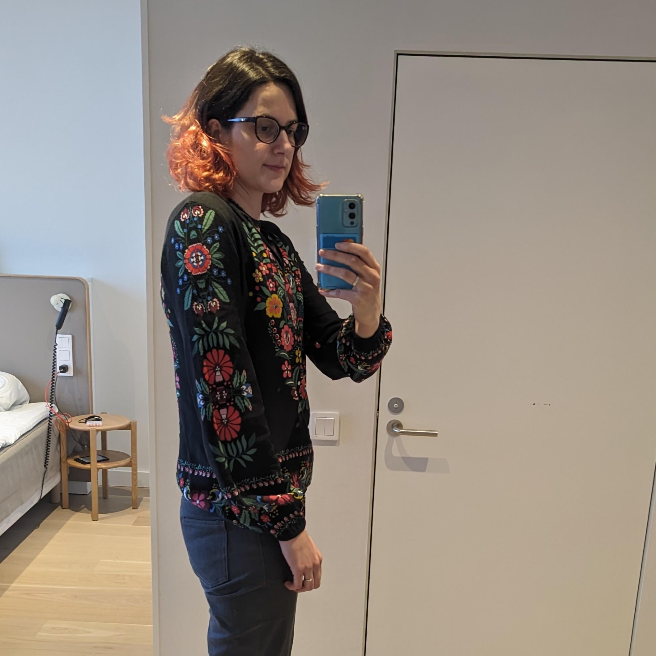 Side shot, there are flowers on the sleeves as well!