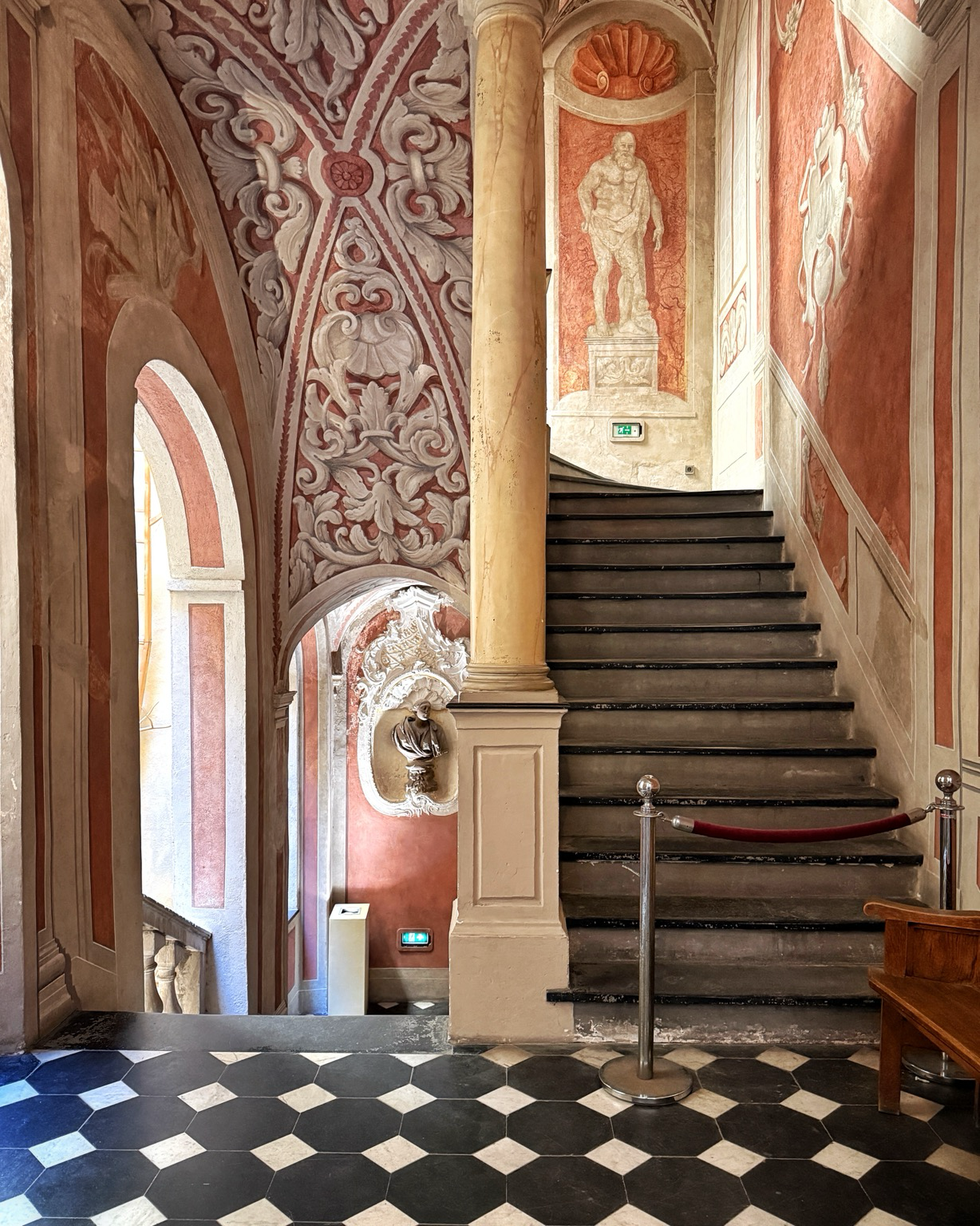 Foto: Treppenhaus des Palais Lascaris in Nizza